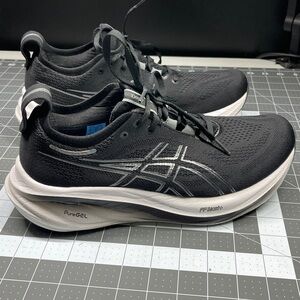 Women’s Size 9 - Asics Gel Nimbus 26 Wide Black Graphite Grey
